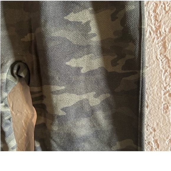 SPANX camo Leggings with Wide Waistband
Sz S - Picture 5 of 6